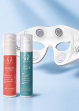 Genesys Medical System mit Lifting Mask und Wirkstoffkosmetik auf blauem Studiohintergrund