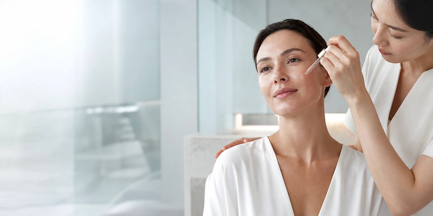 Professionelle Hautpflege mit einem klaren Serum in einem modernen Kosmetikstudio
